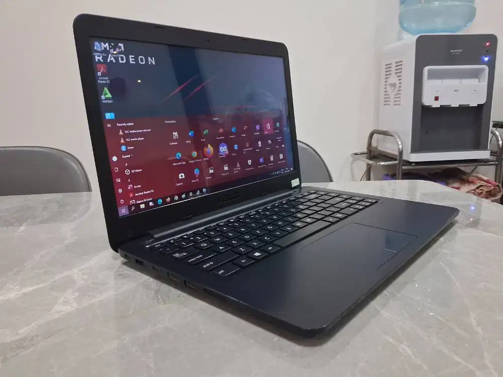 Laptop ASUS E402W 4GB SSD 128GB 4Cpu AMD Radeon R2 Win ORI Slim Garans