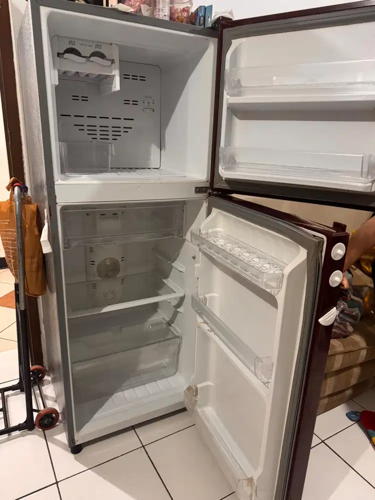 kulkas 2 pintu polytron