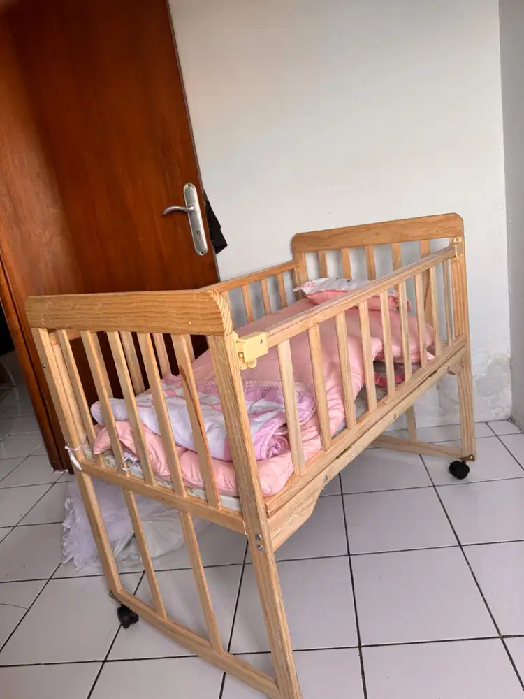 box bayi kayu / tempat tidur bayi