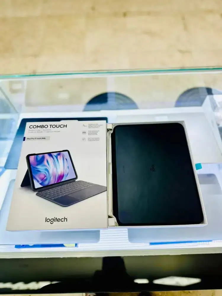 Logitech Combo Touch Keyboard Case Ipad Pro 11-inch (M4)