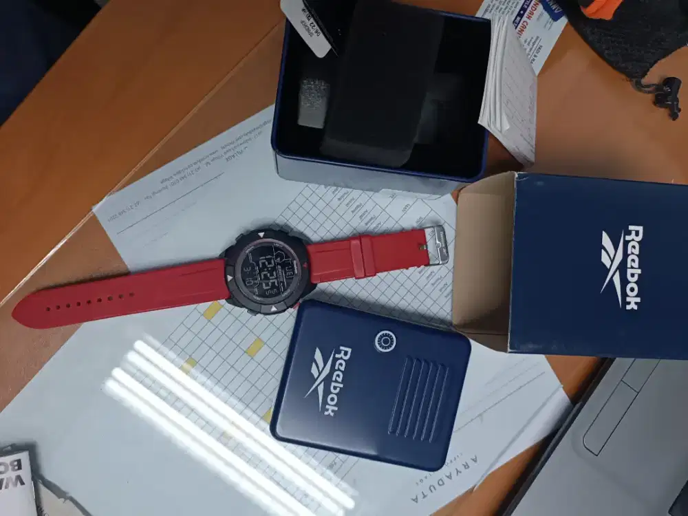 Jual jam tangan sportif Reebok bandel buat renang