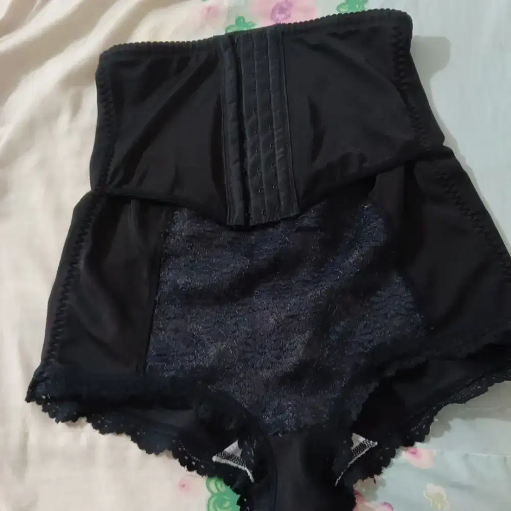 Korset wanita celana dan perut  merk finer