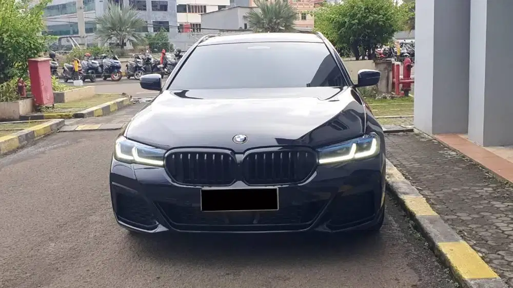 BMW 530i Tourig Wagon M Sport AT Hitam 2023 km.11tb