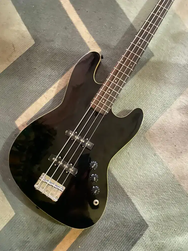 Bass 4string model Aerodyne black preamp aktive booster