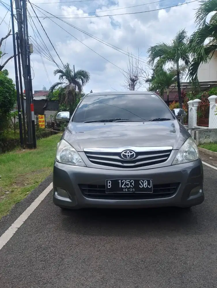 toyota kijang innova (2011)