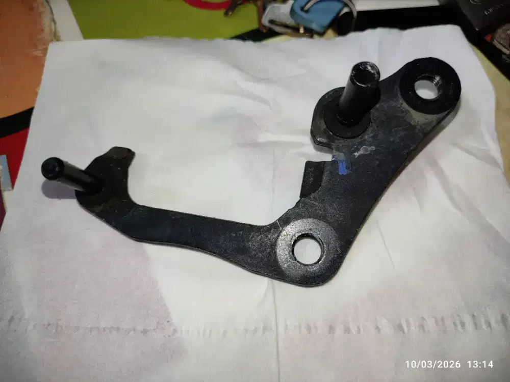 BRAKET KALIPER DEPAN AEROX