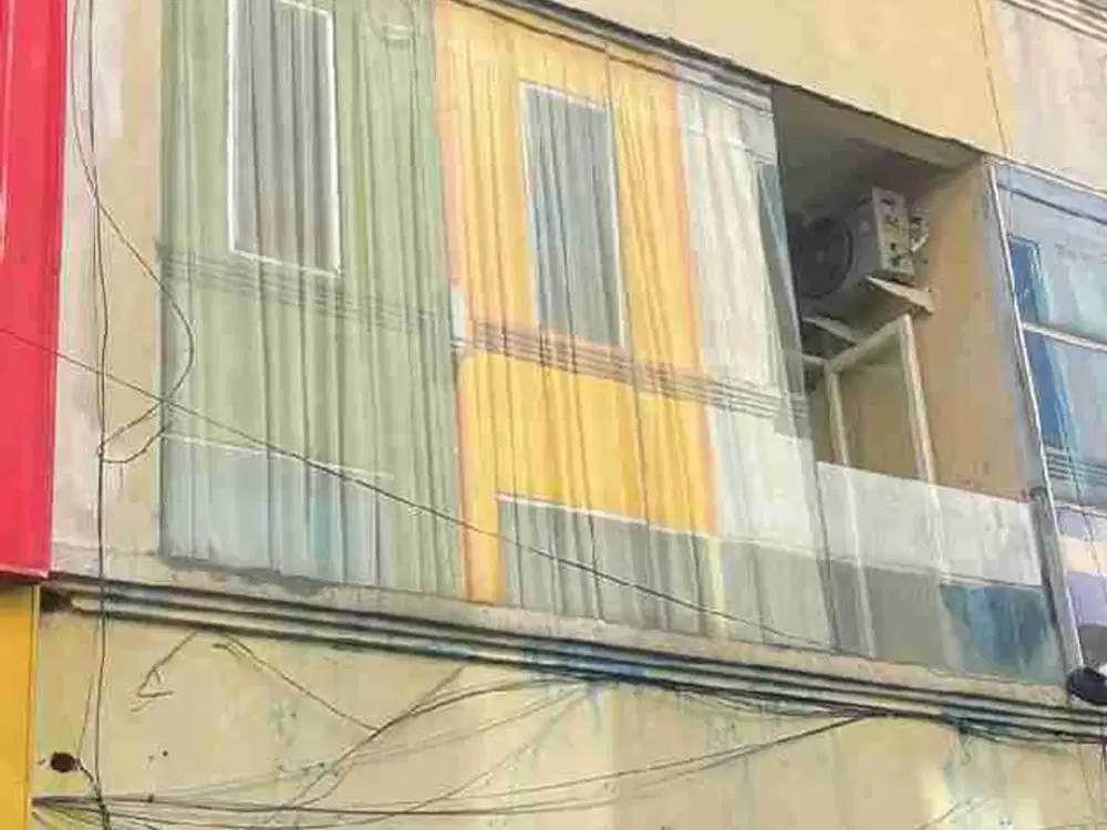 ‼️LANGKA,MURAH POLL‼️
Ruko 3 Lantai  PERLU BANYAK RENOVASI di Ruko Jemur Andayani Surya inti Permata Surabaya.