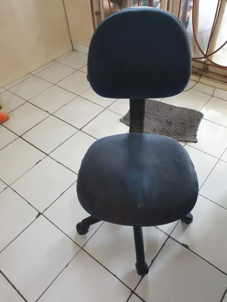 Bangku kantor ada roda bonus meja