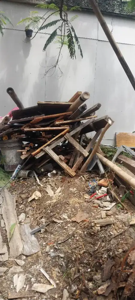 Kayu bekas bongkaran rumah dan palet