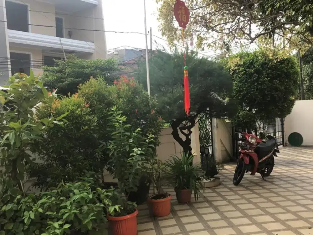 Dijual Rumah di Pluit Utara Jakut, Posisi Hoek, Lt.340m2, Furnish