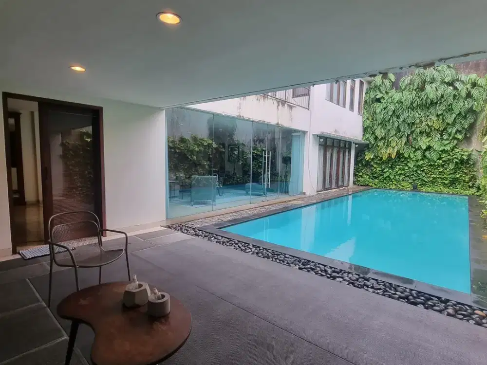 Disewakan Rumah Mewah Kebayoran Baru – 6 Kamar, Furnished, Ada Garden & Pool