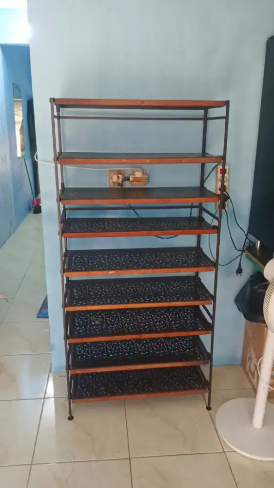Lemari sepatu tas
