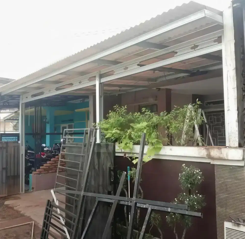 Tukang pasang baja ringan