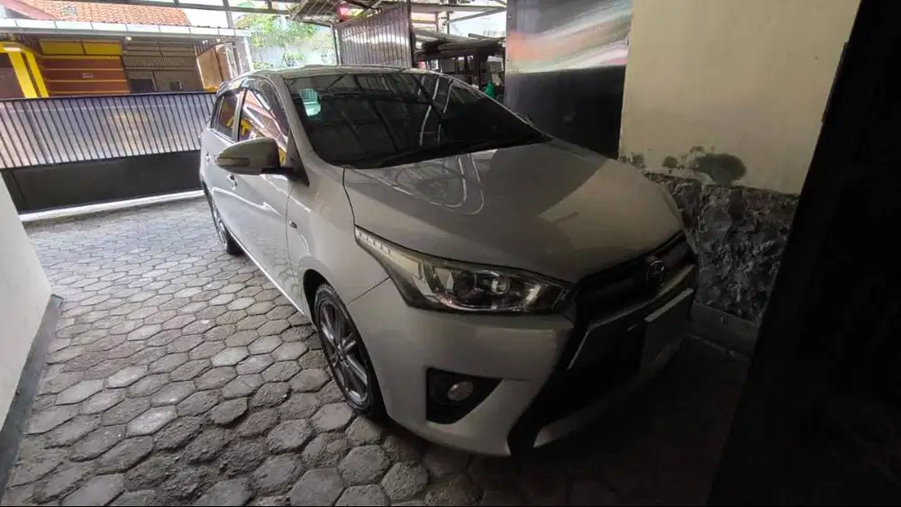 Yaris 2015 Silver Manual. Istimewa, Gratis Balik Nama Ats Nama Pembeli
