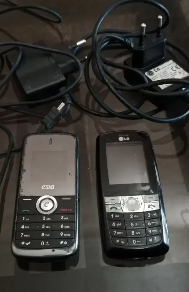 2 HP Klasik Jadul Esia CDMA dan LG K200 GSM + Charger