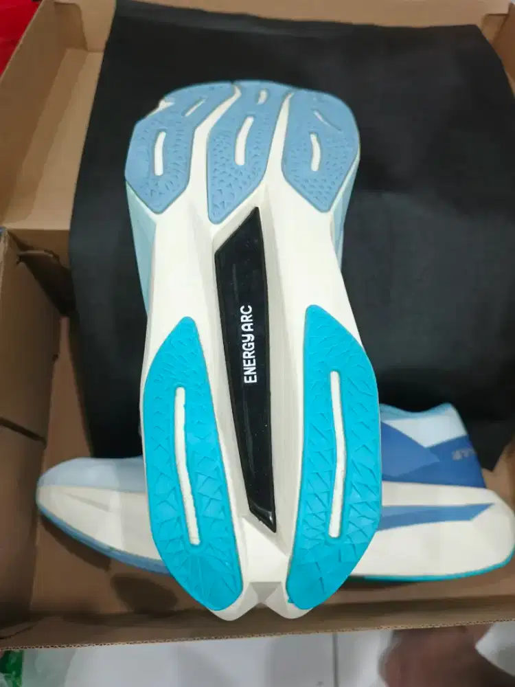 Sepatu New Balance FuelCell Rebel v4 size 42