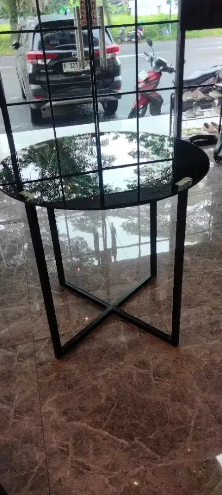 Meja Kaca Bulat Minimalis Kaki Besi