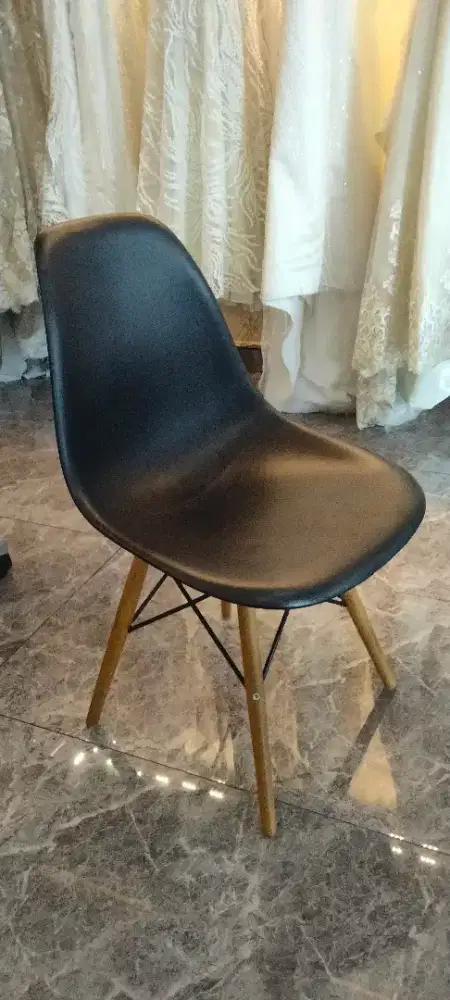 Kursi Minimalis Hitam Kaki Kayu