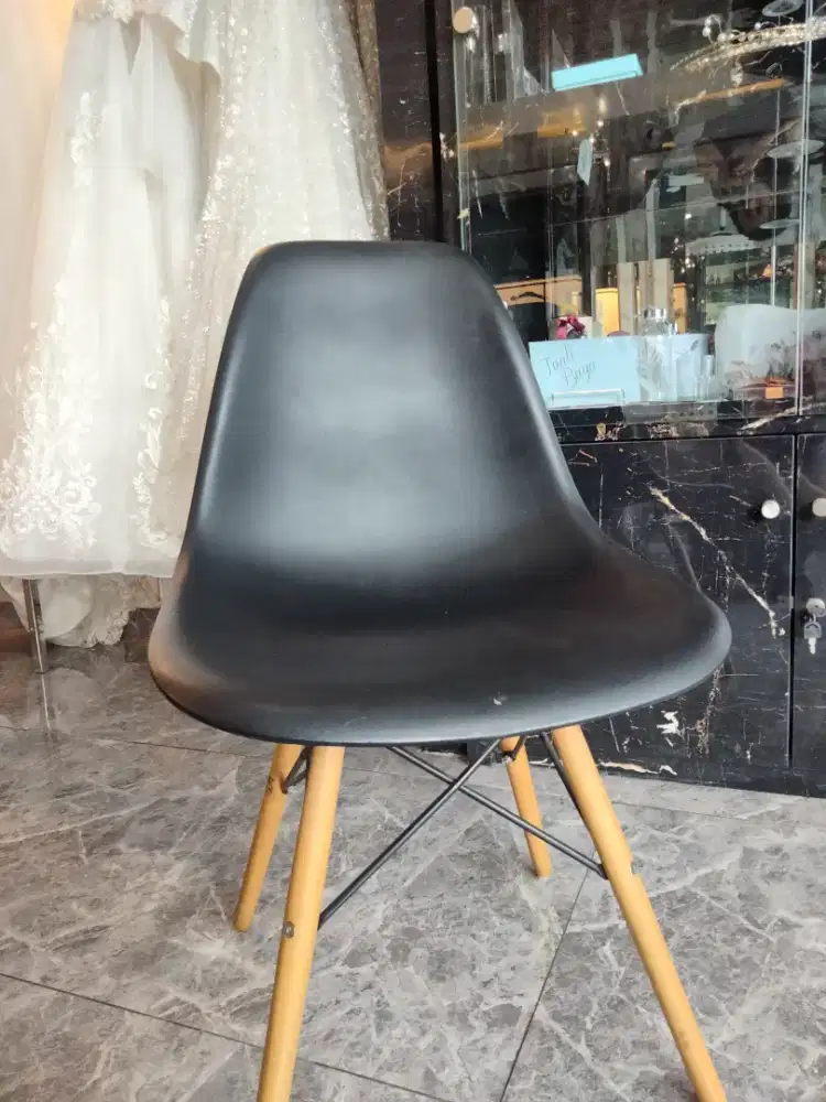 Kursi minimalis hitam kaki kayu