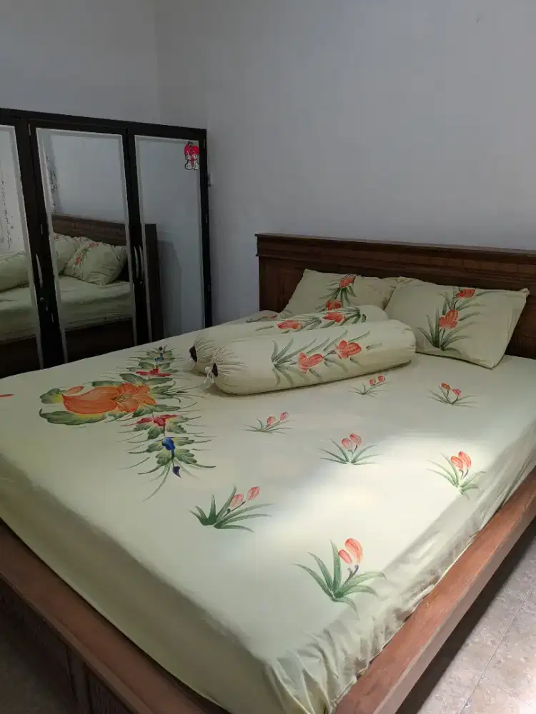 Bed + matras + 2 bantal + 2 guling