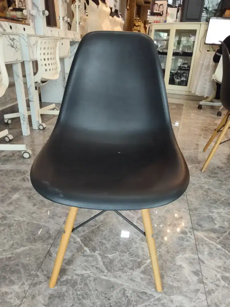 Kursi minimalis hitam kaki kayu