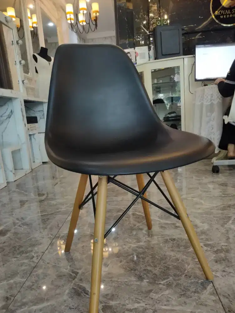 Kursi minimalis hitam kaki kayu