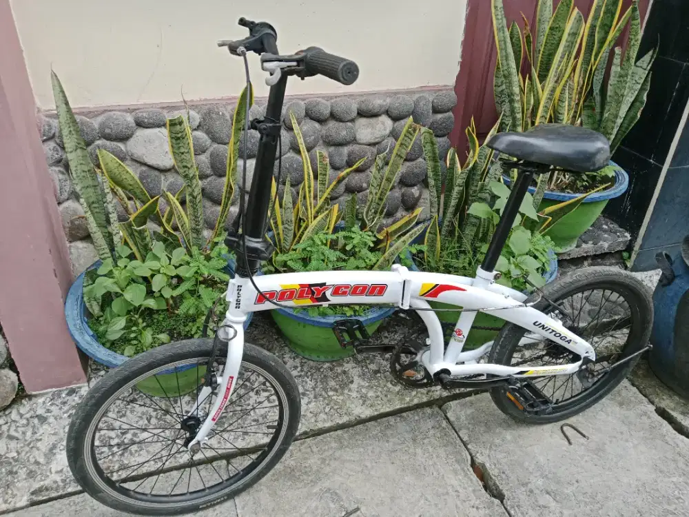 Sepeda lipat warna putih