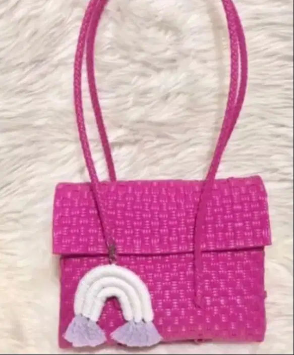 Tas anyam warna fuschia