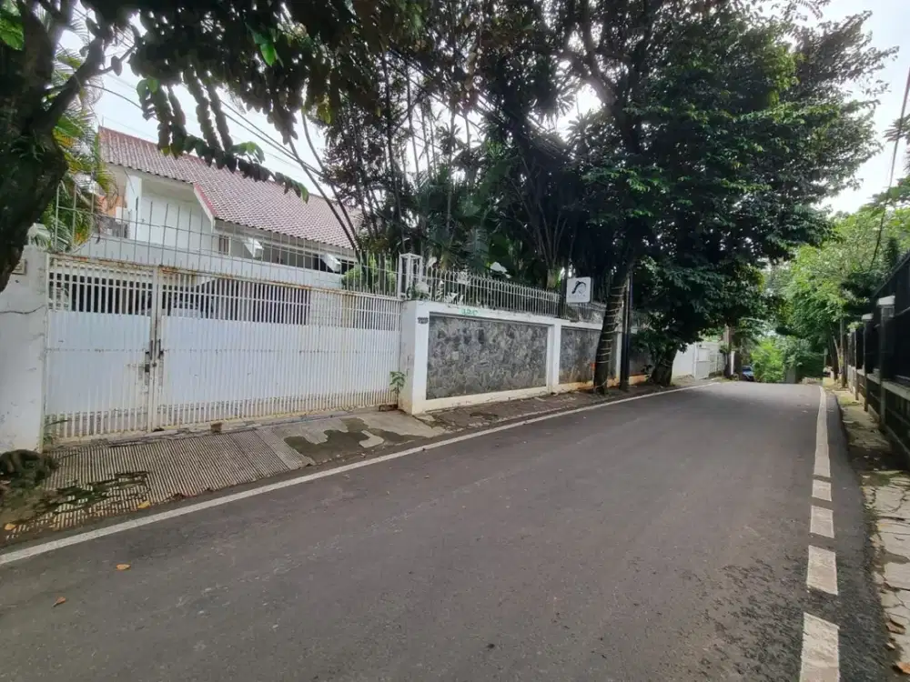 Rumah di Area Kemang, Ada Kolam Renang, Hadap Utara, Lokasi Strategis, Kondisi Terawat, Siap Huni Dan Mewah