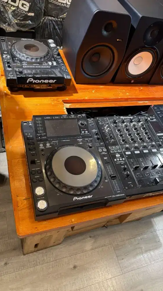 2 CDJ 2000 Nexus