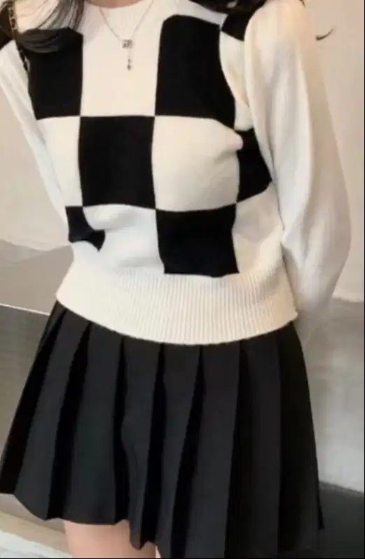 Blouse rajut kotak-kotak hitam putih