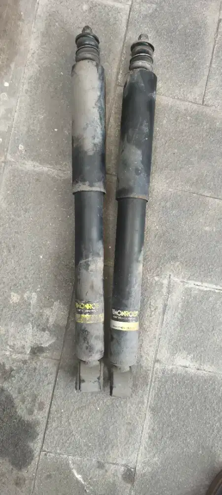 Shockbreaker belakang innova monroe