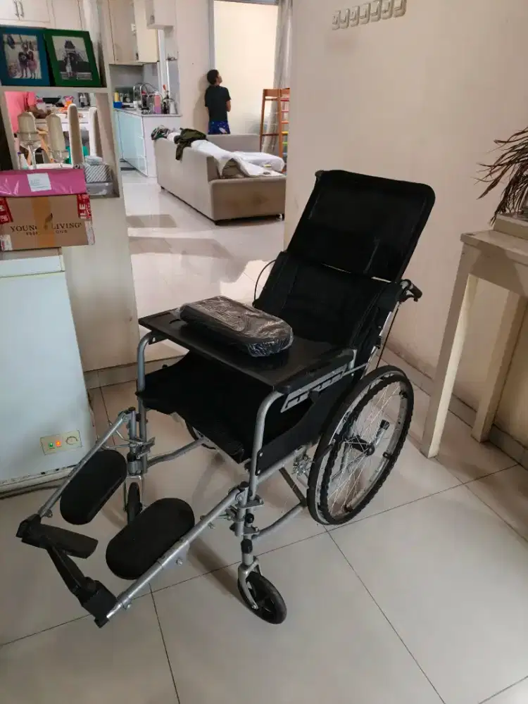 Kursi Roda Orang Tua