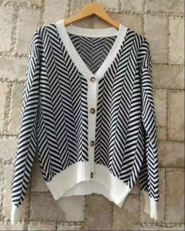 Sweater rajut belang hitam putih