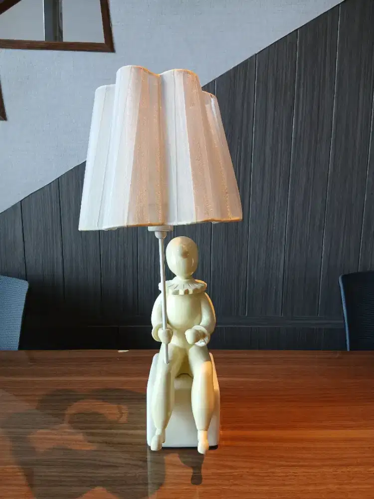 Lampu Meja Dekoratif Figur Duduk – Vintage / Decorative Table Lamp
