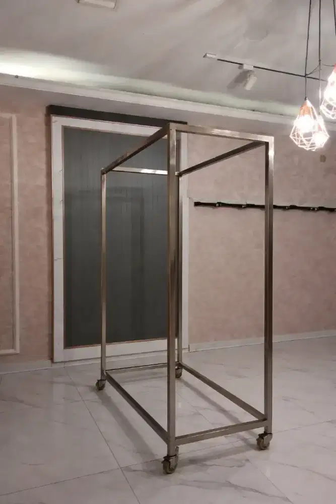 Rak Baju / Rak Gantungan Baju Besi Silver Minimalis Roda