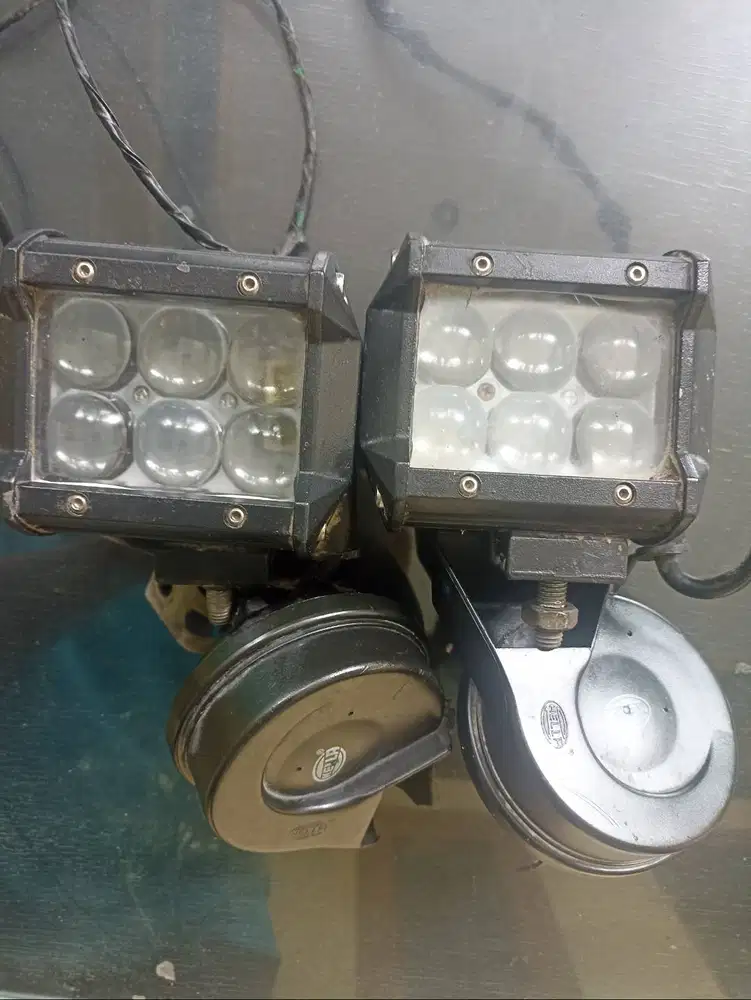 Lampu tembak dan klakson Hella