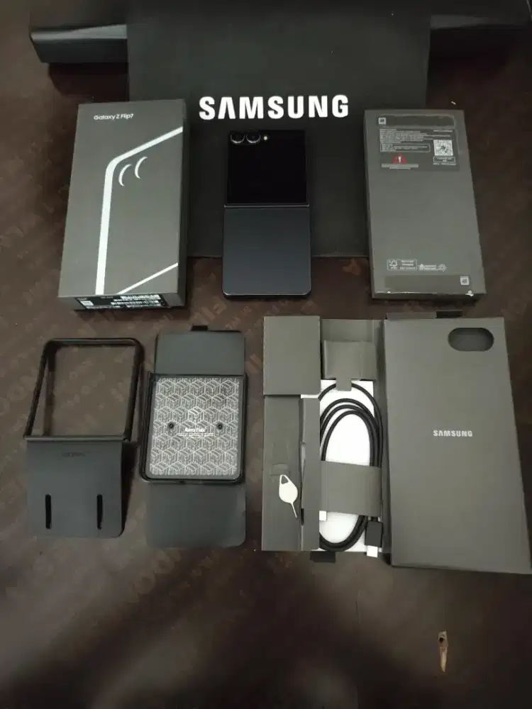 Samsung Z Flip 7 12/256gb SEIN Resmi Garansi on juli 2026 mulus