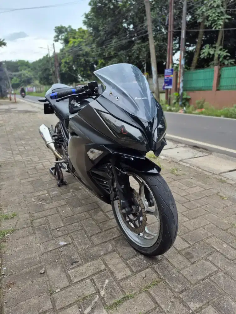 Dijual Kawasaki Ninja 250 FI tahun 2015 mesin bagus