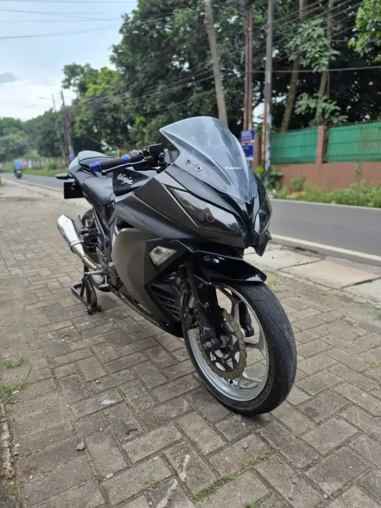 Dijual Kawasaki Ninja 250 FI tahun 2015 KM low