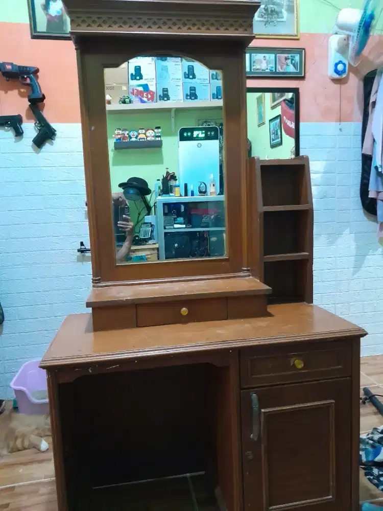 Meja rias kayu dijual karena mau pindah