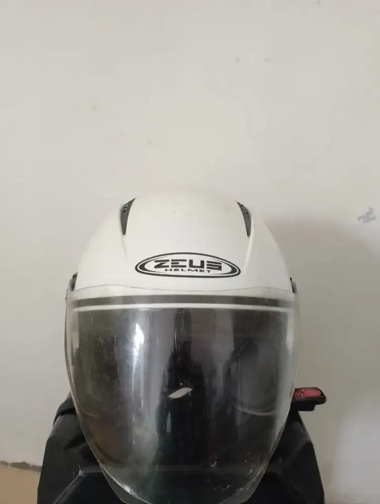 Jual helemt Zeus second