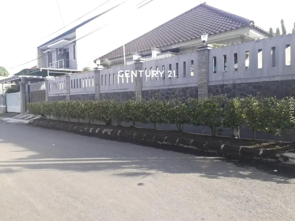 Rumah Hoek Nyaman Asri Halaman Luas Lokasi Strategis Di Cimahi