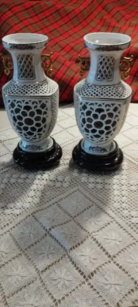 Jual Vas bunga 3D warna putih. Satu set terdiri dari sepasang