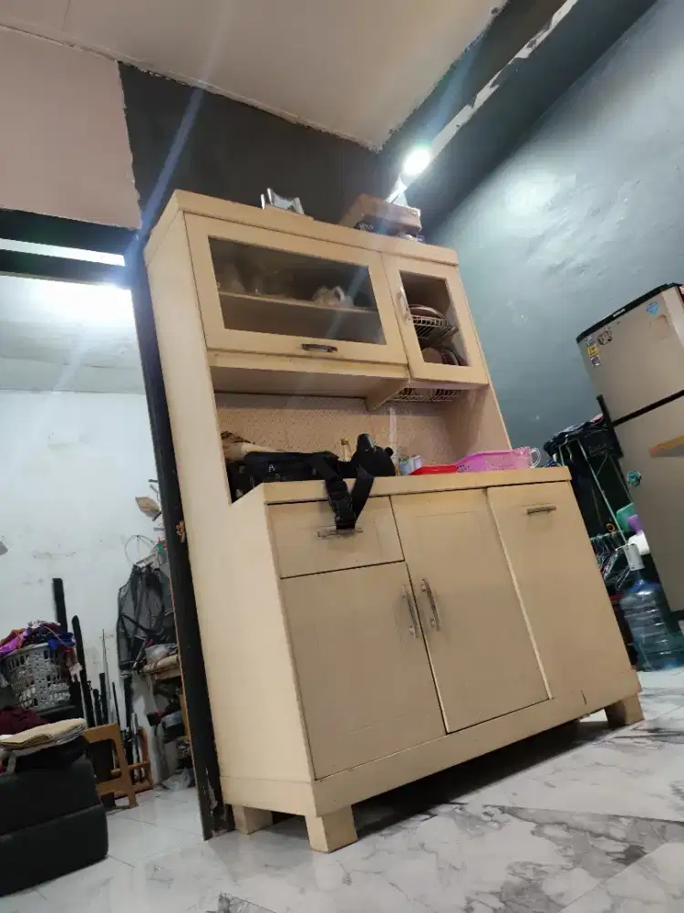 Lemari dapur 3 pintu hidrolik mulus