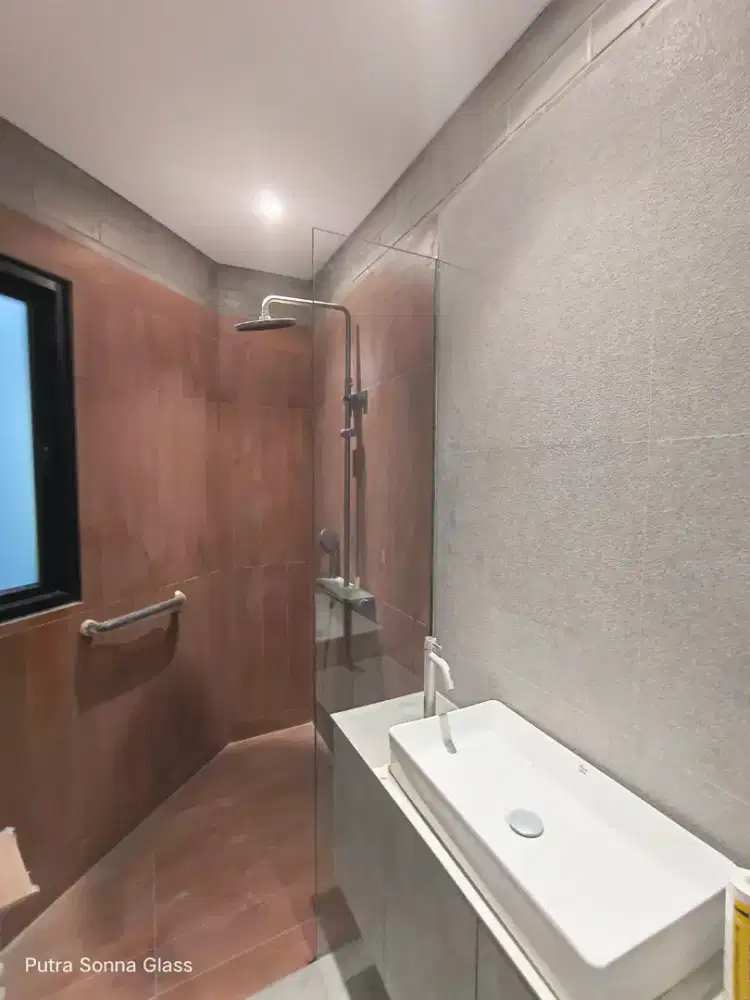 Partisi kaca shower pembatas kamar mandi kaca tebal 10 tempered