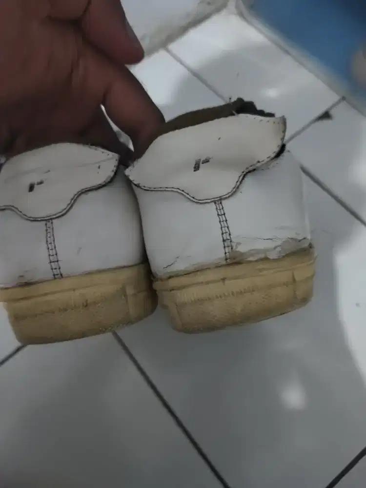 Dijual sepatu putih 42
