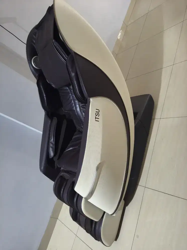 Kursi pijat Itsu Yasumi