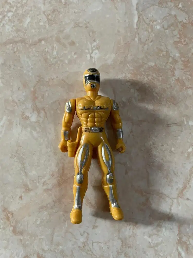 mainan power rangers kuning