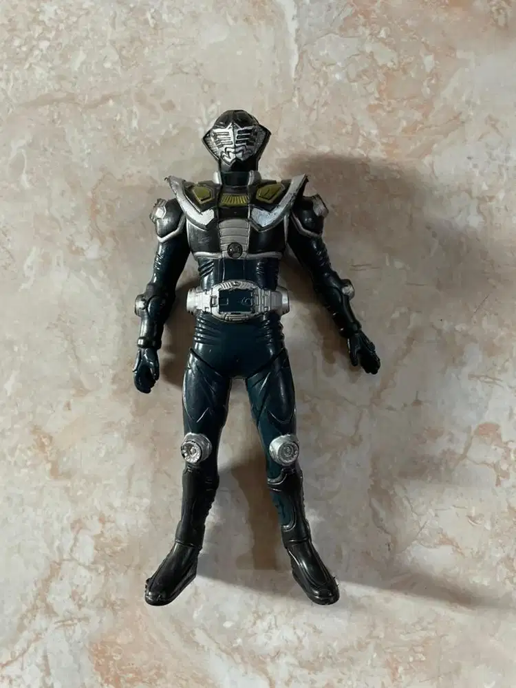 mainan karakter warna hitam